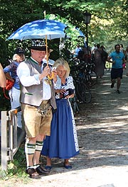Run for Life 2016 - Schulustige am Wegesrand (©Foto. Martin Schmitz)